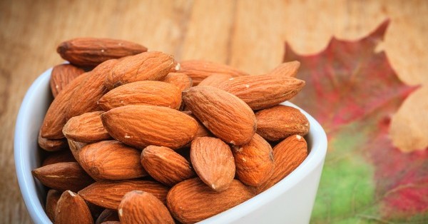 The concept of losing weight sounds easy enough - calories in versus calories out - but dieting and fat-burning fitness programs can leave you feeling tired and hungry. That's why we've founded up this collection of healthy on-the-go snacks for weight loss that will keep you feeling full so you have sustained energy and won't give into late night snacking and sugar cravings.