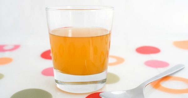 While apple cider vinegar is said to be extremely effective for weight loss, it has a lot of other uses and benefits people don’t know about. It’s a great natural remedy for colds and sore throats, clears acne, and is great for skin and for hair, and has a ton of other amazing properties. We’ve rounded up 8 hot apple cider recipes that are infused with healthy ingredients like raw honey, cayenne pepper, and water to help detox your body, speed up weight loss, and boost your immunity!