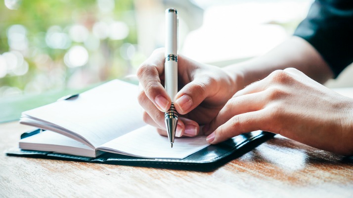 Journaling for Mental Health | Lots of great ideas to teach you how to start journaling for anxiety, depression, and other mental health challenges as well as for therapy and general self-care. Find out how to get started writing today, keep your thoughts and creativity flowing on the daily, and check out 15 of our favorite therapy journal prompts!