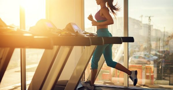 5 Fat Burning Treadmill Workouts | Want to lose weight FAST? This collection of full body treadmill workouts for beginners (and beyond) will teach you how to incorporate HIIT and weights into your workout routine to work your glutes and booty while also tightening and toning your core. Learn how running interval sprints and walking on an incline can take your gym routine to the next level! #treadmillworkout #fatburning #HIIT #HIITworkout #intervaltraining #runningtips
