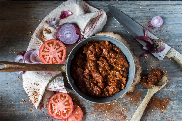 7 No Bean Chili Recipes | Whether you're anti-bean, allergic, or just in the mood for something different, we've got your back. We're sharing 8 of the best bean alternatives for your favorite chili recipes that will add texture and flavor, and we've also curated 7 easy to make chili recipes without beans. Our fav is the Texas no bean chili recipe! Make these in a dutch oven on your stovetop, or throw the ingredients into a slow cooker, crockpot, or instant pot for a simple meal that satisfies!