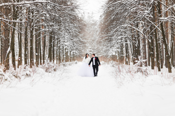 7 Unique and Meaningful Winter Wedding Ideas | We tend to associate weddings with the summer months, but if you plan on tying the knot in December, January, February, or March, this post is for you! We're sharing a list of things to consider when planning a winter wedding, plus a list of unique and meaningful wedding ideas to inspire you. From color palettes, to table decorations, to center pieces, to food, this post has it all -- even for those who are on a budget!
