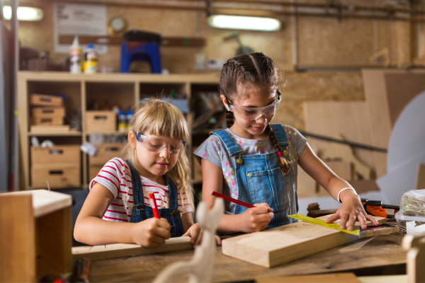 15 Scrap Wood Projects to Make with Your Kids | If you're looking for small woodworking projects you can do with your kids, this post is for you! Woodworking projects are a great way to spend quality time with your children on bad weather days (hello, winter!), and they double as keepsakes and gifts for family, friends, and teachers. In this post, we're sharing tips and essentials to help you get started and we've also curated a list of kid-friendly and kid-safe projects to try.