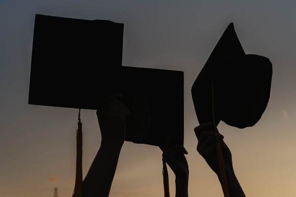 10 Meaningful Graduation Gift Ideas | if someone you love is graduating from high school or college and you're looking for the best gift to celebrate such an important milestone, you’re going to love this list of graduation gift ideas for high school and college grads! Perfect for boys and girls, we'e sharing 5 high school graduation gift ideas and 5 university graduation gift ideas they will be excited about and appreciate as they start the next chapter in their lives.